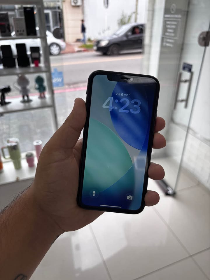 iPhone 11 de 64gb línea antel